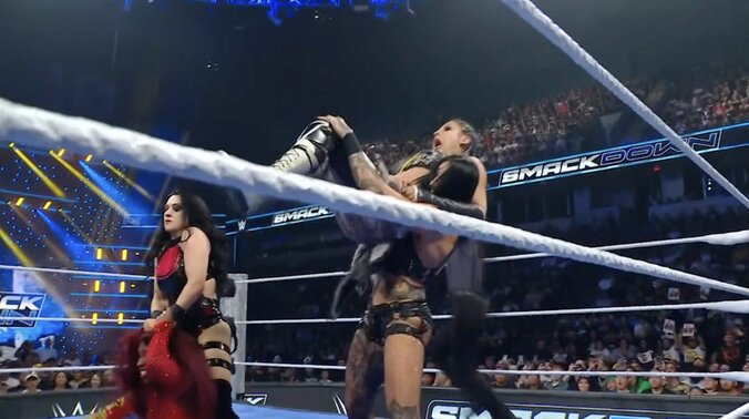 簡単に持ち上げられてしまうジュリア