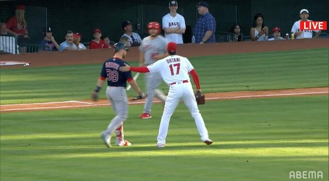 大谷翔平の振る舞いに実況「また好感度が上がってしまう(笑)」 へし折ったバットを拾い上げ、小走りで相手打者へ 2枚目