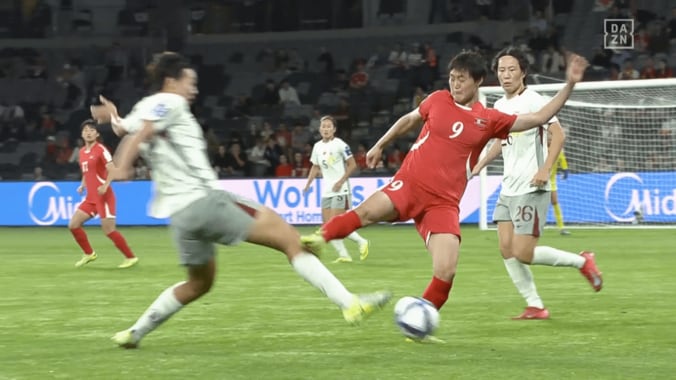 「スタッドが見えてるぞ！」北朝鮮女子MFの“足裏タックル”が膝直撃…中国ファンが憤慨「恐ろしい」「レッドカードだろ」【女子アジアカップ】 5枚目