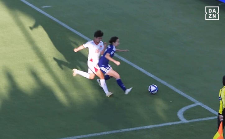 背後から体当たりされる北川ひかる