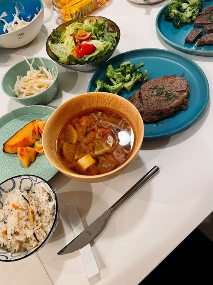  小川菜摘、冷凍していた頂き物で作った夕食「混ぜて炊くだけの鮑の炊き込みご飯」 
