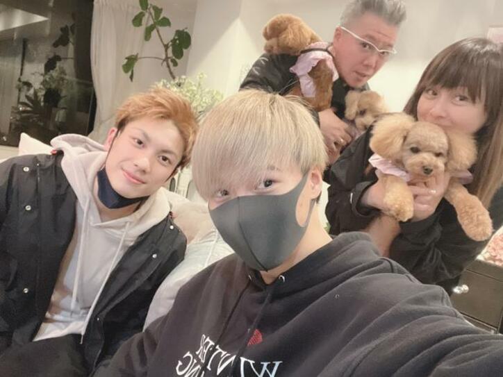  渡辺美奈代、K-1で勝利した小松貴哉選手との集合ショットを公開「お兄さんが増えたみたい」 