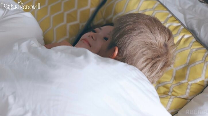 【写真・画像】元AKBとの”20秒キス”で話題の格闘家、お泊まりした小悪魔AgeHaモデルをベッドの中で抱き寄せキス 3枚目