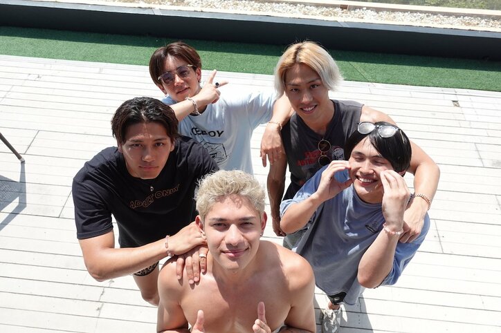 元国民的アイドルがモテモテ！「正直嫉妬する」バチバチに火花を散らす男たち