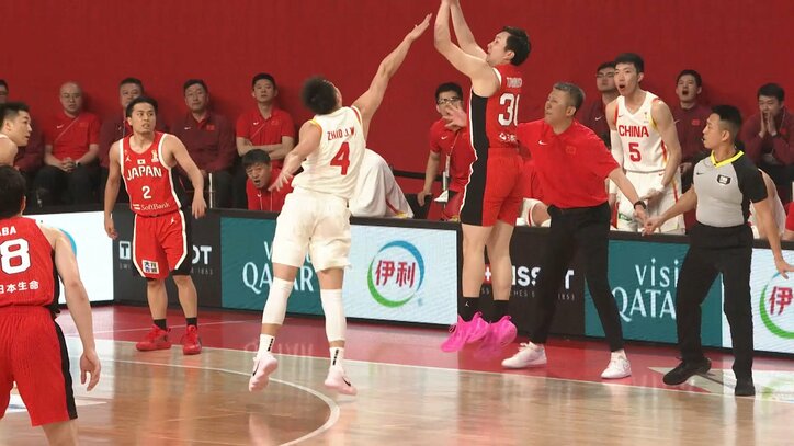 富永啓生が3Pを打つ前には身体にタッチも…