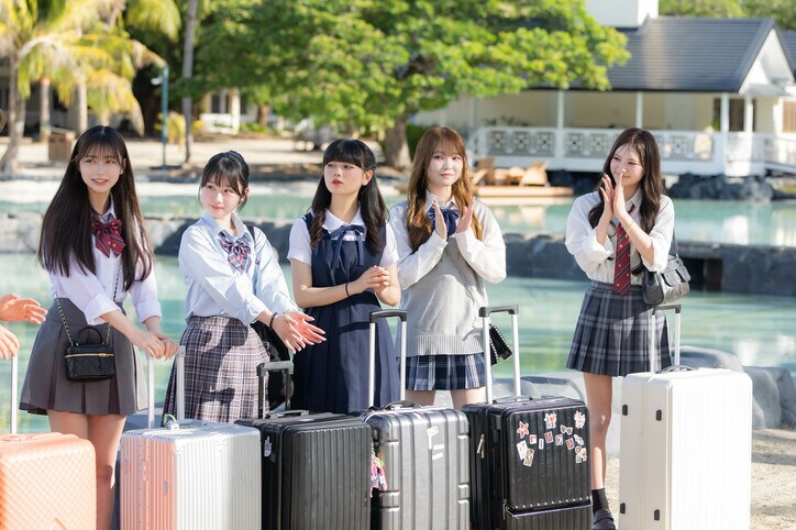 お嬢様風の制服が似合いすぎる高3美少女、高身長イケメン男子が早くもデレデレ