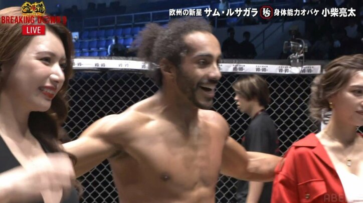 【画像】後ずさり気味のラウンドガール