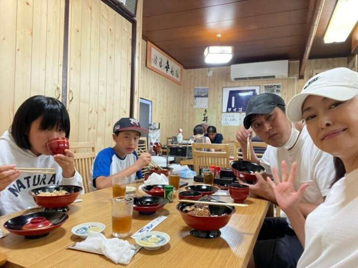  田中美奈子、旅行中に家族で鰻丼を堪能する様子を公開「マストで立ち寄る」 