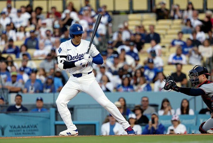 【写真・画像】大谷翔平と“新相棒”が降板直後に見せた一幕…互いを労う一瞬のやり取りに反響「みんな大谷を待ってた」「スミスとのシーンいいな」　1枚目