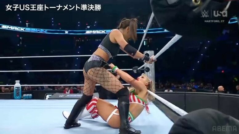 「脱がす気か？」“元体操”女子レスラーがまさかの姑息プレー…ファンも思わずツッコんだ瞬間「どこ引っ張ってんの」