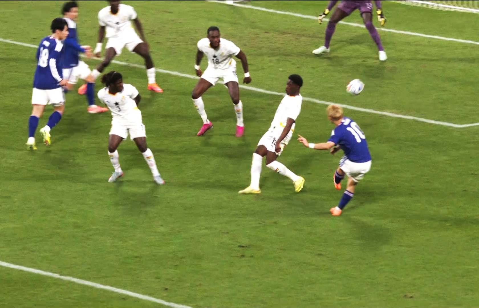 DFとGKの完全に逆を突いてフィニッシュする堂安律