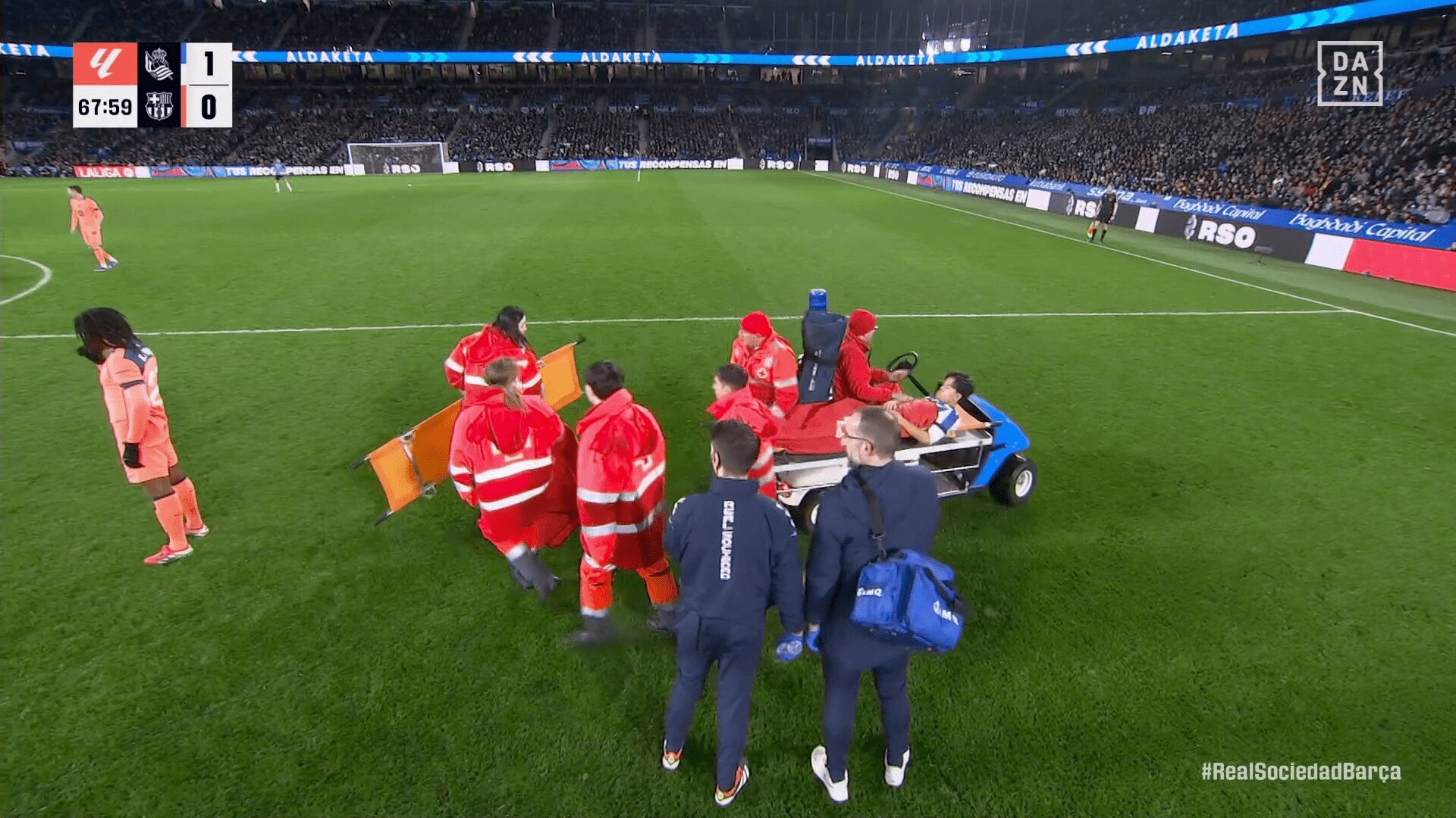 担架で運ばれる久保建英