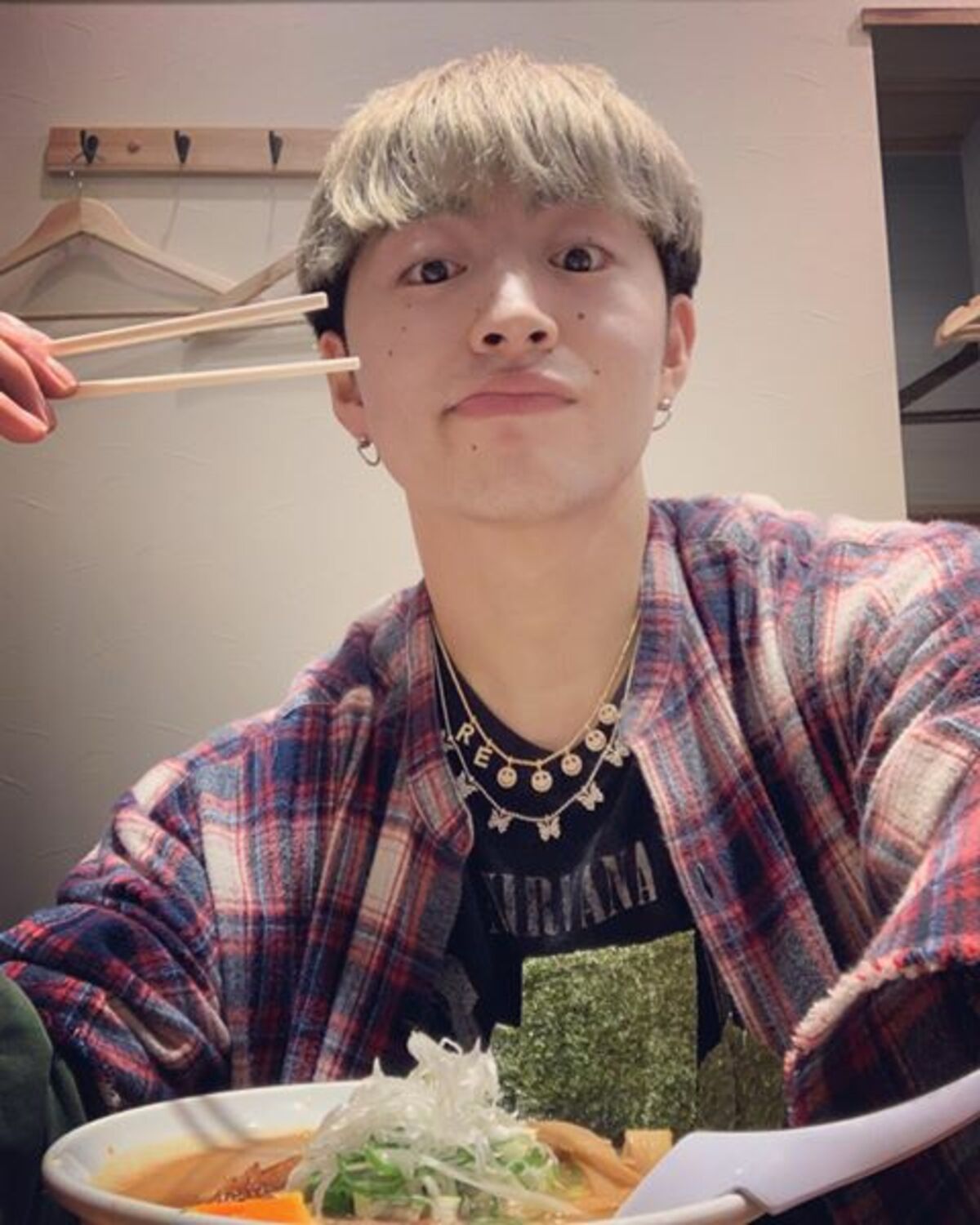 佐野玲於、小森隼とラーメンを堪能 2ショットも公開しファン歓喜