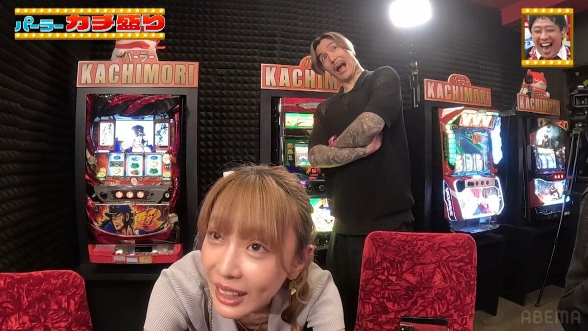 美人パチンコライター“超絶”美くびれのお尻突き出しポーズを披露 後ろ