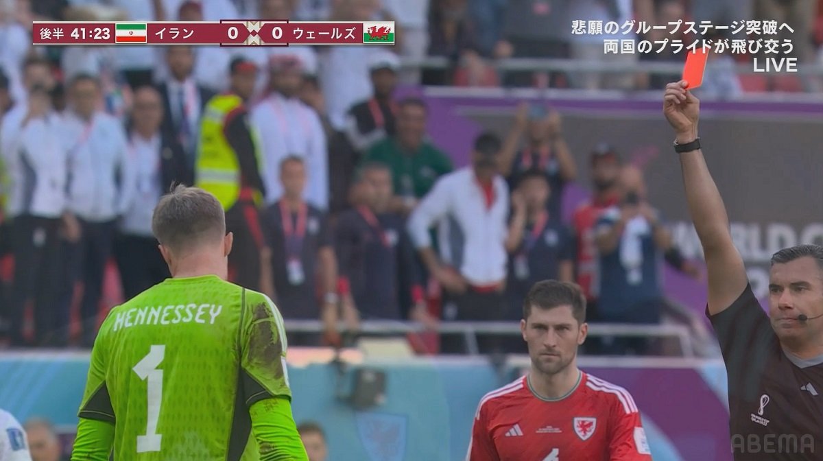 イエローカードからVARのちに退場…ウェールズ代表GKが大会初のレッド
