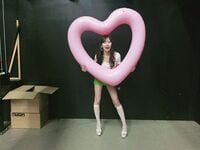 渡辺美優紀、ハートマークから顔出す全身ショットに反響「天使」「美脚やん」「スタイル良すぎ」