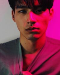 「ビジュアル良すぎ」「色気ダダ漏れ」岡田健史、美しすぎるアップショットを公開しファン歓喜