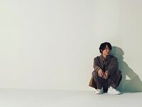 「かっこよすぎませんか…」神木隆之介の25周年記念本『おもて神木／うら神木』オフショットに歓喜の声