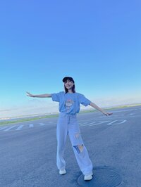 「最強に超絶かわいい」「めっちゃええやん」須田亜香里、青空の下でのキュートなオフショットを公開 ファンから絶賛