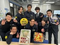 『DCU』阿部寛ら出演陣が“副隊長”高橋光臣の誕生日を祝福「ほんといいチーム」「笑顔が素敵」の声