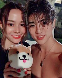 エリー、イケメン王子デイビッドとのナイトプール2ショット披露「まさしく王子様とお姫様」