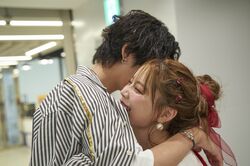 買い物中に突然体を抱き寄せ「好きやわ」、前日は他の女性にアプローチしていたモテ男の行動にスタジオブーイング