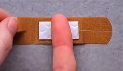 10秒で実践できる絆創膏の“画期的”な貼り方 「まるで魔法」「天才か！」驚きの反響続々 