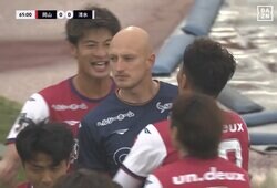 脅威の“PK阻止率75％”！岡山GKの衝撃セーブ＆ドヤ顔にSNS騒然「スーパーすぎる」「ブローダー神」「２年連続でトラウマや…」ドイツ人守護神がまたも“清水キラー”