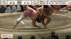 土俵で前方宙返り1回転！二度と見られないレベルのアクロバティック相撲に館内騒然「宇良が裏返し」「どっちも飛んだ」