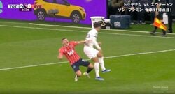 誤審ばかりじゃない！審判エグすぎるな　突然、選手がぶっ倒れた… リプレイ映像でバレた決定的瞬間「えっ、どこがファウル？」「いや、顔面に直撃してる」