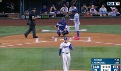 一体、何が起きた…！？ ド軍ベンチ、まさかの判定に“イライラ”「どうした」「なんで？」 “打者ピッチクロック違反”でテオスカーが無念すぎる三振「可哀想すぎ」