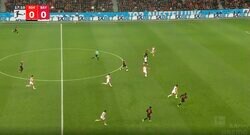 「変態ドリブル！」「もはや意味不明」“市場価値150億の男”の圧巻テクニック　美しい神タッチで相手DF陣をブチ抜くドリブル→神スルーパス炸裂の瞬間