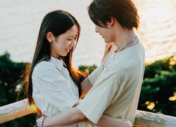 どんどん大胆になっていく…恋愛“初体験"のかわいすぎるJKモデル、イケメン俳優の腰に手を回し抱き寄せ…大胆スキンシップ『オオカミくん』7話