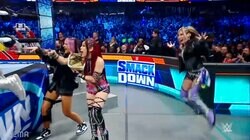 米最強女子レスラーコンビに“亀裂” 金網決戦前にアスカ組が快勝！ 衝撃の誤爆シーンにイヨ＆カイリも高笑い