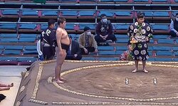 取組前なのに…まわしにハプニング発生 行司も相手力士も“キョトン” 土俵下でまさかの事態に「微笑ましいｗ」「呼出さんスゴイ」