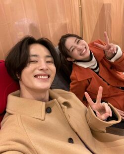 「めっかわ」「本当にお似合い」塩野瑛久＆足立梨花、仲良すぎるピース＆スマイル写真に反響