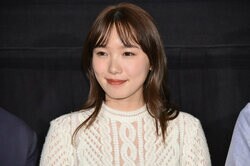 飯豊まりえ、薄気味悪いケーキで誕生日を祝われ「こんなに怖いケーキある？」