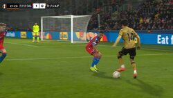 「厳しいな」久保建英に厳重警戒！徹底したダブルマークに遭うも精密過ぎる“逆足パス”でチャンス演出の瞬間