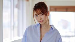 西村歩乃果、大きめの“彼シャツ”で大胆な姿 デジタル写真集発売記念の誌面カット公開