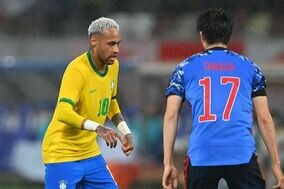 「あまり激しく行き過ぎないで」田中碧が猛プレス→ネイマールの“下着丸見え”シーンに海外反響！「ボールを持ちすぎなんだよ」