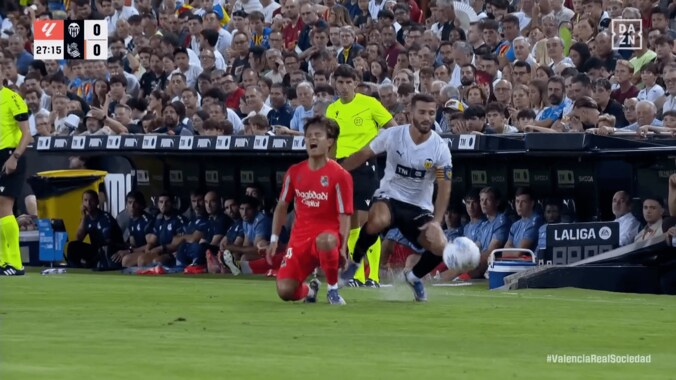 削りすぎだろ！ 久保建英が“後方から危険タックル”被害…「次やったらレッドカード」「マジで危ない」相手DFはイエローカードに不満顔 2枚目