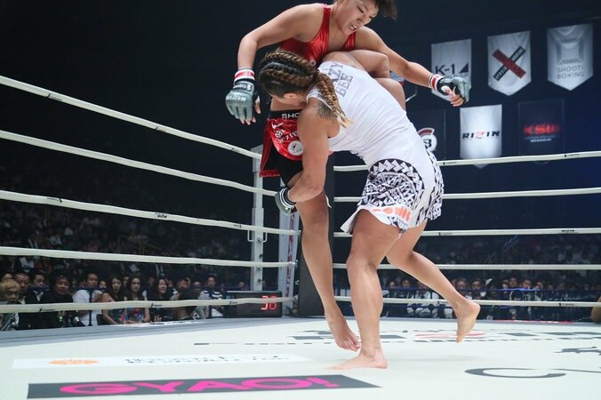 【RIZIN】“ツヨカワ女王対決”山本美憂 VS RENA、勝敗を決したポイント 2枚目