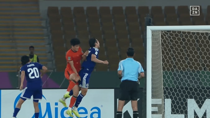 「謝れよ！」中国代表DF、日本代表DFに“後頭部ヘッドバッド”「ふざけるな」「審判さんどこ見てる？」ラフプレー＆まさかの判定にファン激怒【U23アジアカップ】 4枚目