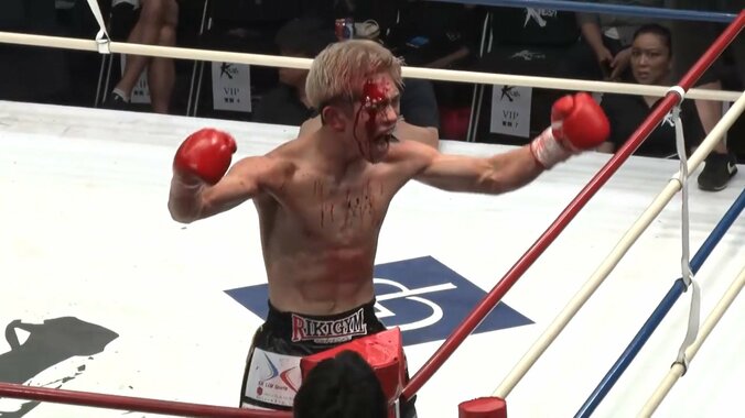 ラウンドガールが“ドン引き”の珍事 流血→残り30秒で起死回生の2ダウンKO→勝利者マイクで「ラウガ真顔やめｗ」ツッコミ相次ぐ事態に 2枚目