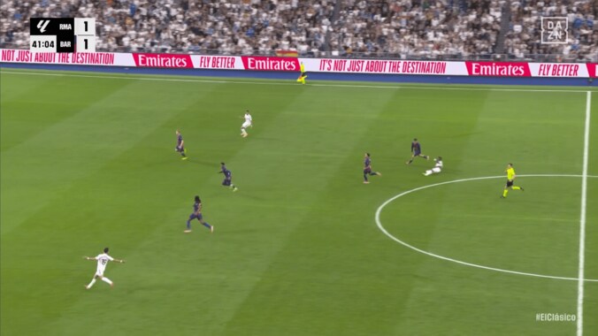 「おーい！引っ張りすぎ！」ヴィニシウスが超加速→ペドリの大胆ファウルにSNS衝撃「体幹えぐいな」「ユニの耐久性がすごい」 4枚目