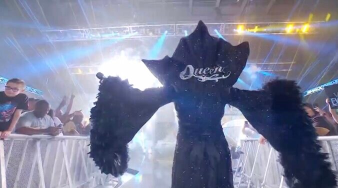 派手な爆竹と共に登場