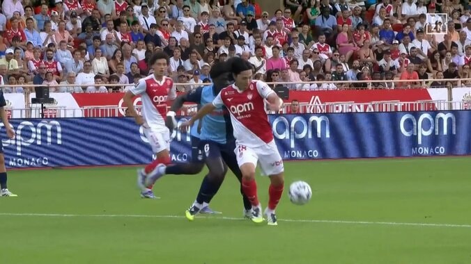 南野拓実“今季初シュート”に拍手喝采！「流石過ぎる」DF4人を出し抜く“キングターン”炸裂の瞬間 5枚目