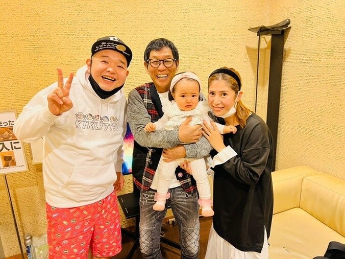  内山信二の妻、娘と初対面した明石家さんまとの集合ショット「凄い素敵」「感動的」の声  1枚目