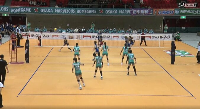 本人もびっくりの軌道を描いたサーブ