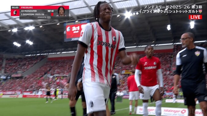 「愚かだ…」19歳逸材が“足裏ハイキック”で衝撃の一発レッドカード！「クレイジーだ」頭部直撃の超危険ファウルに海外ファンも呆れ 4枚目